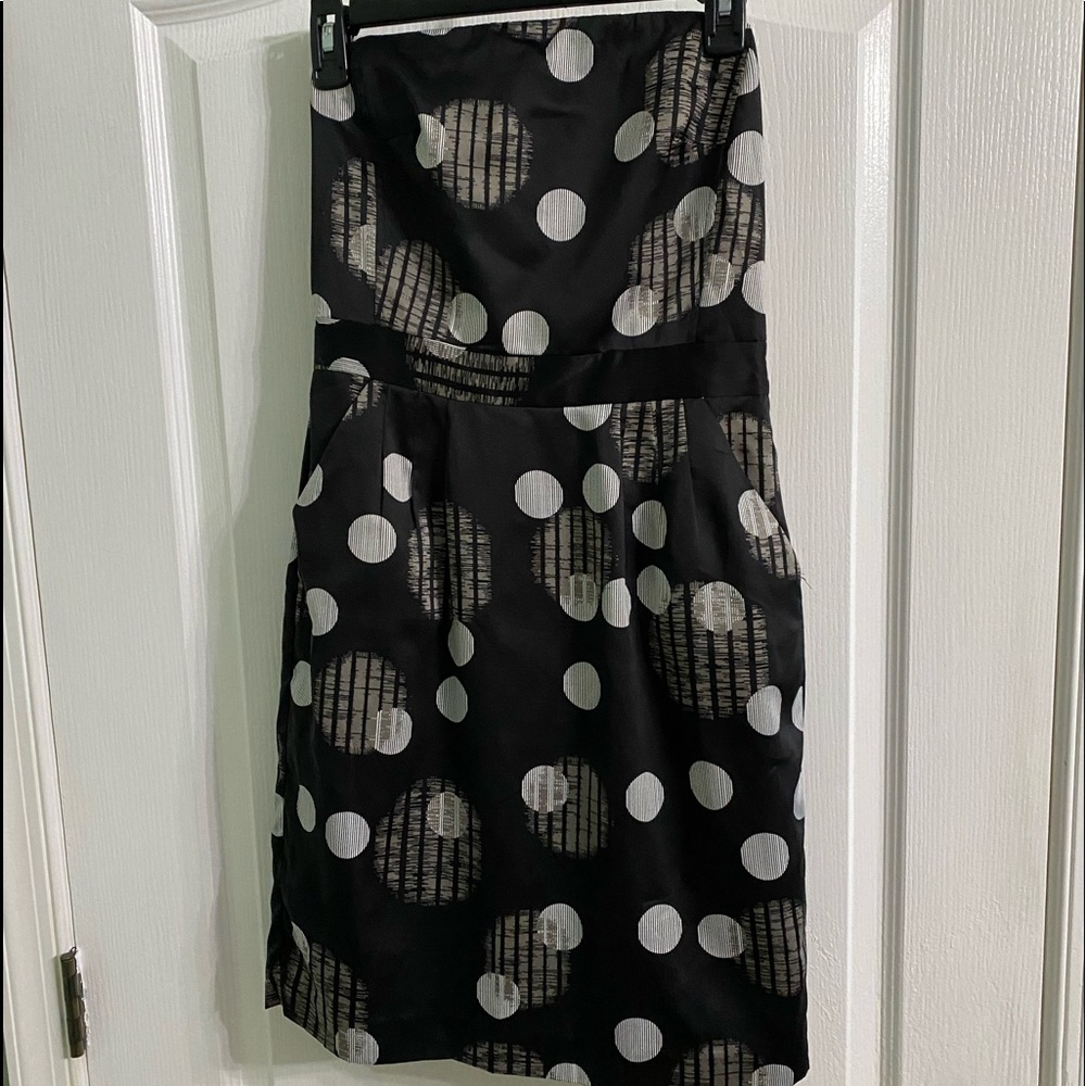 Banana republic size 4 strapless dress with pockets.
